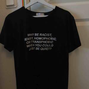 T-shirt med tryck ”Why be racist, sexist, homophobic or transphobic when you could just be quiet?”  Köparen står för frakt  