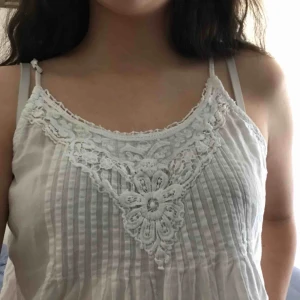  - topp från gina tricot med justerbara axelband! fraktar inte men möts upp i stockholm