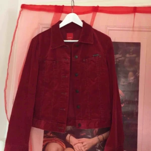  - Finaste röda manchesterjackan 🌹 Helt otroligt vacker faktiskt men används för sällan. Rosenbladsröd och jätteskönt material. Ljuvlig vårjacka 🌾