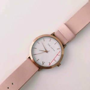  - En klocka från märket the fifth i färgerna ljusrosa/beiget & guldigt. Den är lite använd, men i bra skick. Ny kostade klockan runt 1000, dock är det en utgången modell. Hör av er om ni är intresserade! 💛