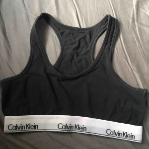  - Säljer nu denna sport-bh från Calvin Klein då den är för stor. Använd men i bra skick 