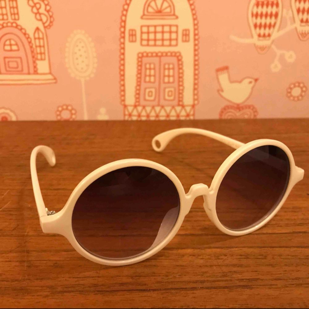 Vita stora runda solglasögon med vit solglasögonpåse. Nya och endast ett exemplar av dessa. 35:- och då bjuder jag på frakten!. Accessoarer.