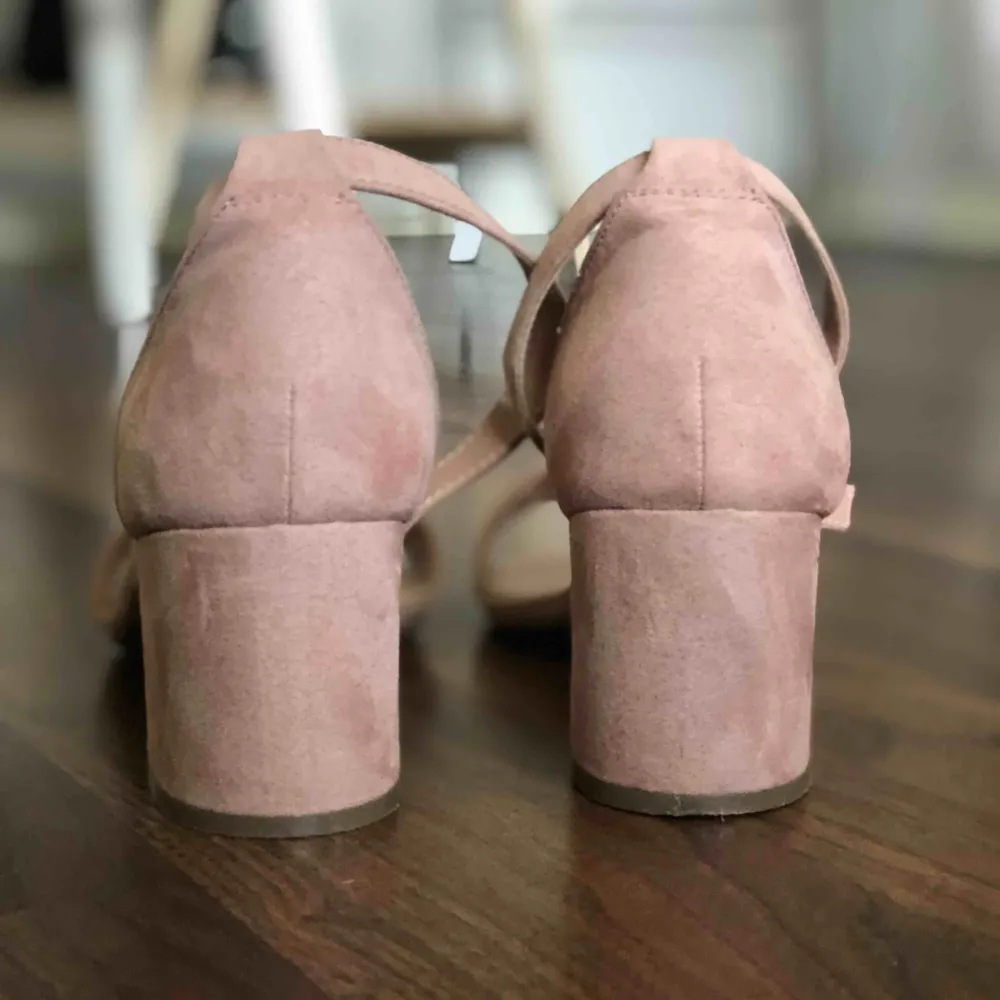 Lågklackade sandaler i rosé färg.  Fint skick då de endast använts 2 gånger!  Klacken är 6,5 cm hög!  . Skor.