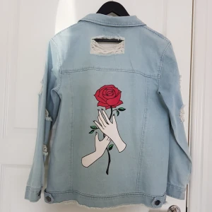  - Jeansjacka med tryck från Daisy street. Väldigt sparsamt använd typ 3ggr. 