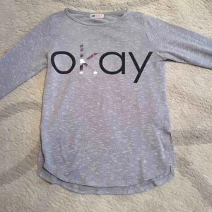  - Helt ny tröja som är oanvänd. Den är i mycket bra i skick och som ny. Passar inte mig därav har jag aldrig haft den på mig.