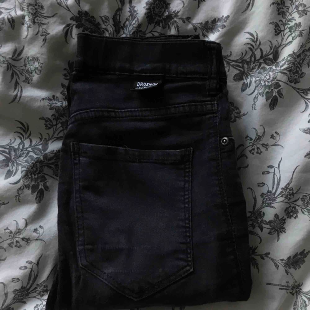 Svarta tajta DrDenim jeans! Storlek XS, passar mig som är 170 när jag vicker upp de lite!. Jeans & Byxor.