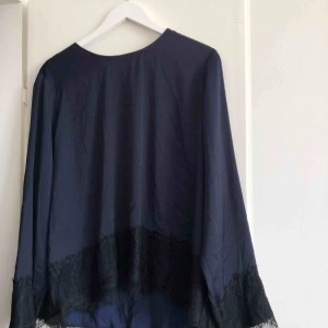  - Mörkblå silkestopp från Monki. Perfekt i sommar! 