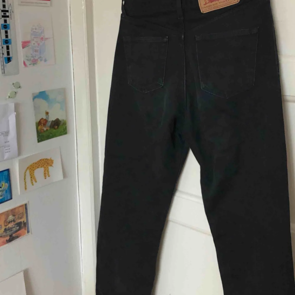 Raka svarta retro mom jeans från Humana i storlek 28 (passar 27-31 beroende på önskad passform) de är raka och stora i modellen❤️💙  passar väldigt bra att skejta i. Jeans & Byxor.