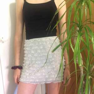 Fin plisserad kjol från look, storlek S men passar nog även XS! Säljer pga att den är för stor för mig, perfekt nu till sommaren☀️Frakt tillkommer :)