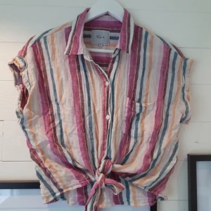  - Härlig skjorta från Rails clothing. Lite glittrig i ränderna och med knytband längst ner. Använd ett fåtal gånger. 