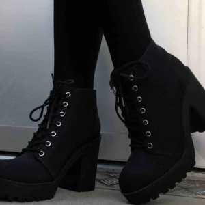  - Svarta Klackskor i toppskick  Köparen står för frakt, kan annars mötas upp i stockholmsområdet  