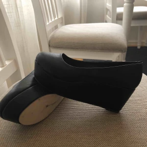  - Jättesnygga annorlunda skor!! Använda en gång, som nya! Säljes för att de är för små..  köpare står för frakt.