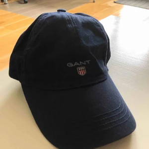  - Väldigt fräsch och somrig marinblå keps från Gant. Nästan oanvänd och i mycket bra skick. Köpare står för frakt. :), pris kan möjligtvis förhandlas.