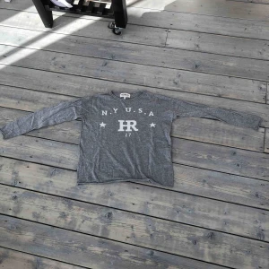  - En Hampton republik tröja som aldrig är använd.