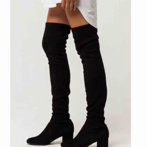  - Steve madden overknee stövlar i mycket bra skick. Använd endast 1 gång så den är som ny. Ord pris 1200. Köparen står för frakt.