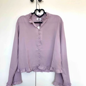  - En oanvänd blus från NAKD, prislappen sitter kvar. Köparen betalar frakt. 