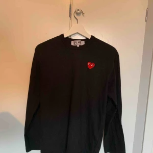  - Comme des Garcons Play långärmad T-shirt i storlek L. Inköpt oktober 2018, men knappt använd. Kanonbra skick! Kvitto finns! Fraktar naturligtvis!