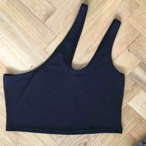  - Söt topp ifrån NAKD x Hanna schönberg. Endast testad men är lite för stor för mig. Klippte dessvärre bort lappen när jag testade den för den kliade, men tror det är Storlek L på den!😊🌸