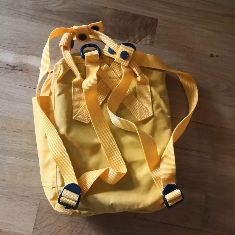 Säljer en superfin rygga från Fjällräven, barnkånken som jag har använt som handväska typ! Hel och fin men inte helt ren, se tredje bilden. Man kan säkert få bort det ganska enkelt, annars så har ju det sin charm😘 Frakt betalas av köparen för en billig peng.  . Väskor.