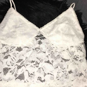  - Säljer ett spets linne ifrån Amisu som går över naveln. Använt ett fåtal gånger. Storlek XS. Säljer för 40kr men pris kan diskuteras! 