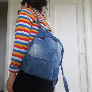 Jeans ryggsäck, liten och gullig. Köpt på secondhand och det ser ut som att den är handsydd. 