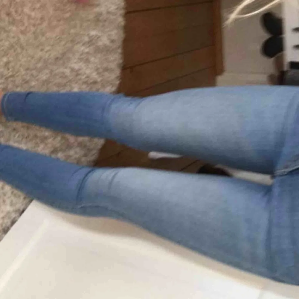 Ett par fina ljusa Lee jeans. Hög midja, helt oanvända. Nypris 1399. Jeans & Byxor.