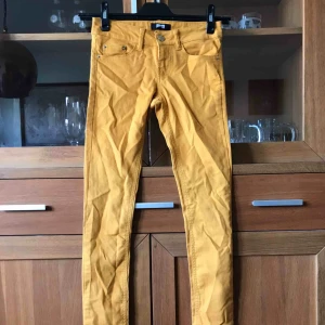  - Knappt använda, som nya! Är mer mörkgula och mer klara i färgen i verkligheten 