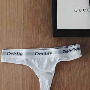 Oanvända vita Calvin Klein trosor. Fick dem i födelsedagspresent. Säljs pga att det är fel storlek. Frakten kostar 39kr.