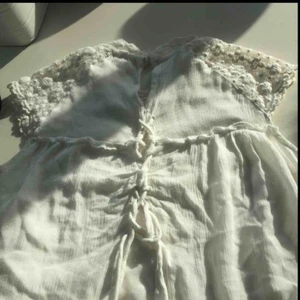  - Söt sommartopp i spets från Bershka 🔆 Sällan använd.  Det är mycket detaljer som jag inte får med på bild, men fråga bara så skickar jag fler bilder 💞 Ett linne sitter inuti så den är inte så genomskinlig. Knytning och knapp på baksidan. Frakt: 18kr