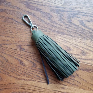  - Stor nyckelring i äkta suede/läder! Oanvänd. Frakt betalas av köparen 