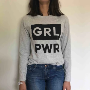  - En grå långärmad t-shirt från Ginatricot. Har ett tryck som det står GRL PWR på. Kostar 100kr inklusive frakt. 
