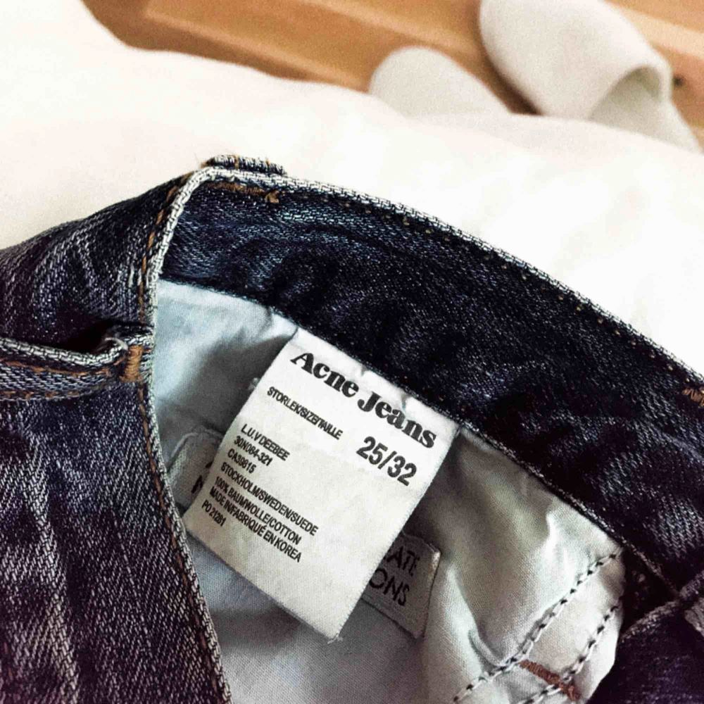 Säljer ett par Acne shorts som inte kommer till användning! Fler bilder kan skickas vid förfrågan:). Shorts.