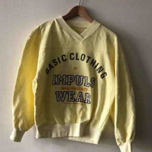  - 80-tals vintage. Väl använd skick men fint skick på tryck. Kan hämtas i Uppsala eller skickas mot fraktkostnad. 