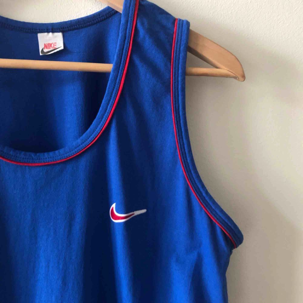 Vintage Nike linne. Uppskattar den till sent 70-tal risigt 80-tal. XXL på lappen men den sitter som large . T-shirts.