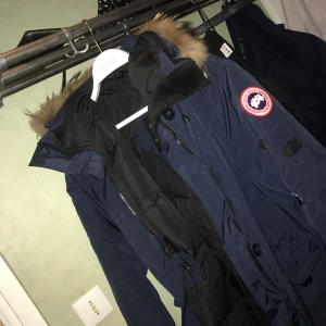  - Canada goose montebello parka, storlek M men passar även bra som S. Använd 1 vinter, säljer för 1000 vid snabb affär. 
