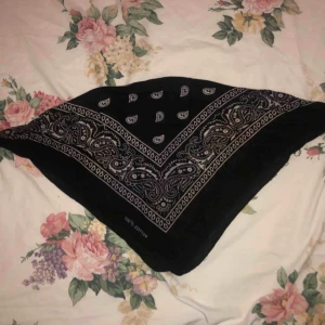  - Fin bandana som även kan användas som en bandou tröja