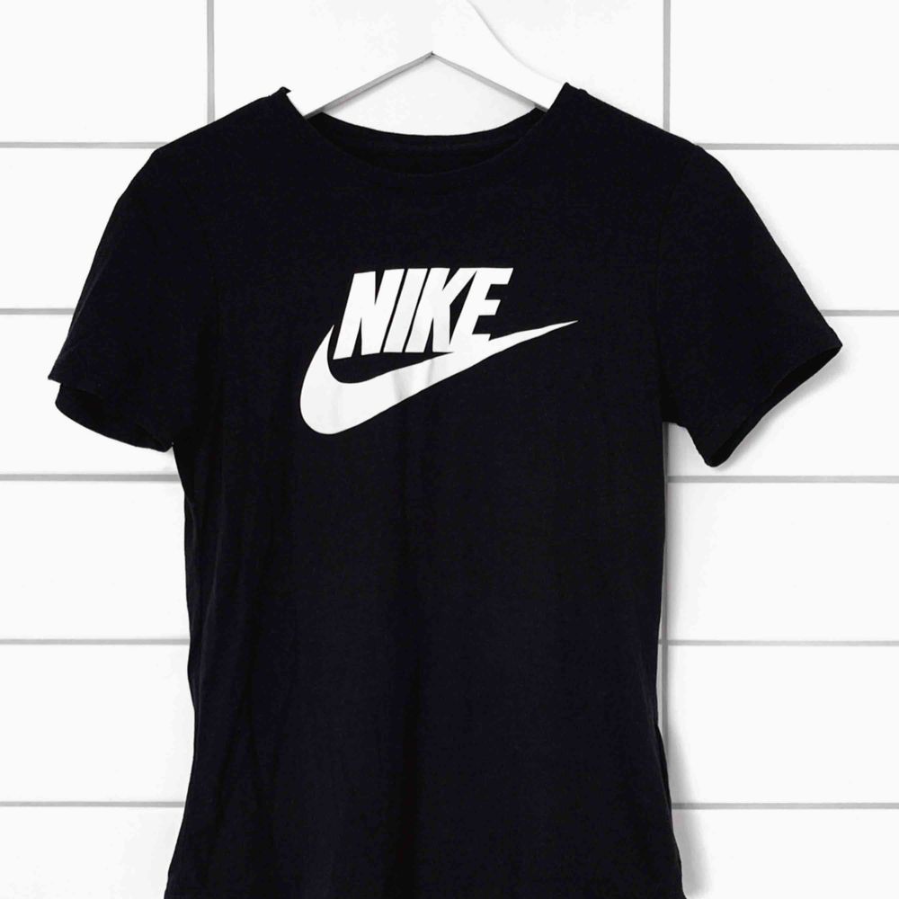Snygg enkel t-shirt från Nike. Frakt ingår✨. T-shirts.