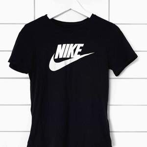 Snygg enkel t-shirt från Nike. Frakt ingår✨