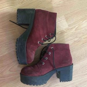  - Sjukt snygga skor köpta i Berlin i år! Säljes pga fel storlek. Vinrött mocka-aktigt material.