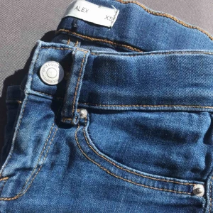  - Ett par blåjeans färgade jeans från Gina , väldigt fina på och stretchiga , modellen ALEX, felfri!