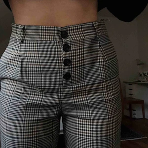  - rutiga kostymbyxor med knappar från zara!!  gratiiiiis frakt!!!!:) använda ett lite tyvärr, säljer eftersom d är en aning stora på mig!!!
