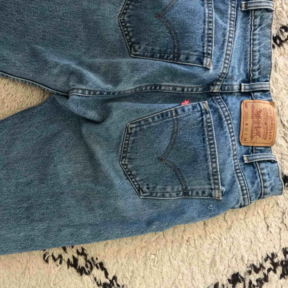 Otroligt snygga jeans och sköna. Säljer pga modellen sitter inte så bra på mig. De är regular fit och straight leg. . Jeans & Byxor.