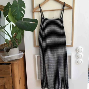  - Supersöt sommarklänning från Weekday, passar även strl M🌸