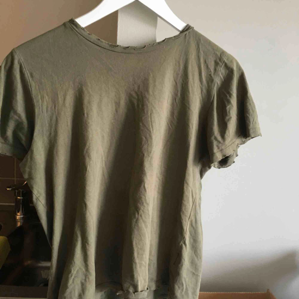 T shirt från Bik Bok som är köpt förra sommaren. I ärmarna och kragen finns små detaljer. T-shirts.