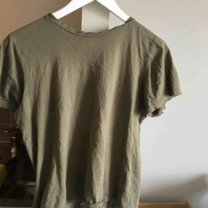  - T shirt från Bik Bok som är köpt förra sommaren. I ärmarna och kragen finns små detaljer