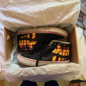 - Thrasher x vans sneakers, sparsamt använda men väldigt sköna och bra kvalité! Köpte på Hollywood.se och de sitter perfekt på en 38💖🤙🏻 frakten ligger tyvärr på 98 kr då de måste fraktas i låda, men kan även mötas upp i centrala uppsala