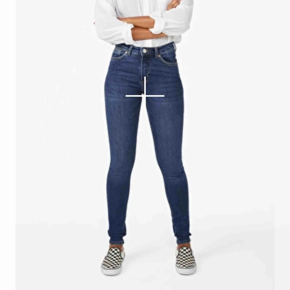 Svinsnygga jeans från monki som tyvärr blivit försmå. Jeansen är i modellen som syns på bild nr.3 men färgen är inte den samma💛. Jeans & Byxor.