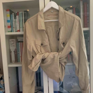  - Snygg beige vintage skjorta! Oanvänd av mig och i bra skick