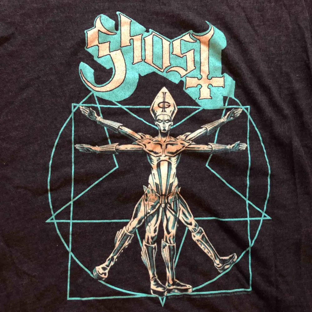Superfin t-shirt med bandet Ghost! Fint skuren i midjan för att sitta snyggt och skönt material. Nästan helt oanvänd. . T-shirts.