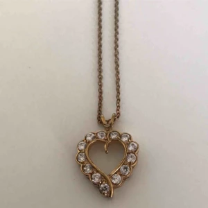  - Fint och sött guld halsband med ett hjärta med stenar på. Fint skick! Normal längd på kedjan. 